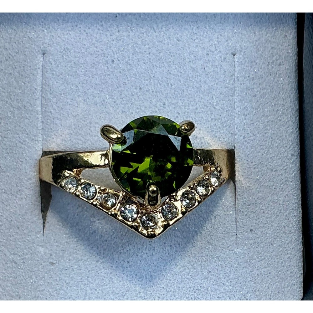 Sparkling Green Gemstone Ring Chevron Band Gold Tone Women Size 7 5